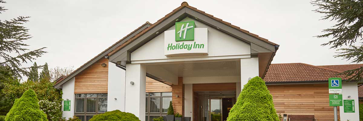 Our hotel in Northampton is conveniently located just moments from the M1, off Jct16 and is seven miles from Northampton city centre, 40 minutes from London Luton Airport (LTN) and 45 minutes from Birmingham Airport (BHX). The business district of Milton Keynes is less than a 30-minute journey by car and Swan Valley Business Park is around five miles away from our Flore hotel.